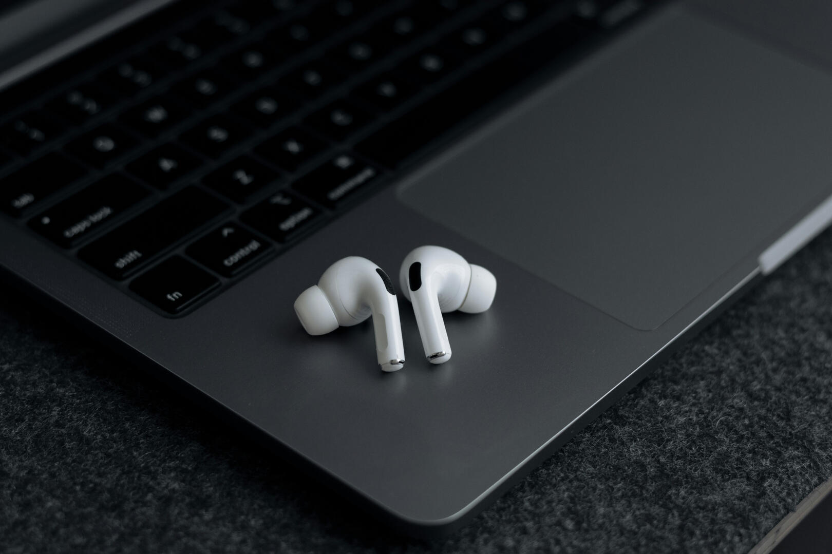 Help Desk AirPods Pro appoggiate su un MacBook Pro