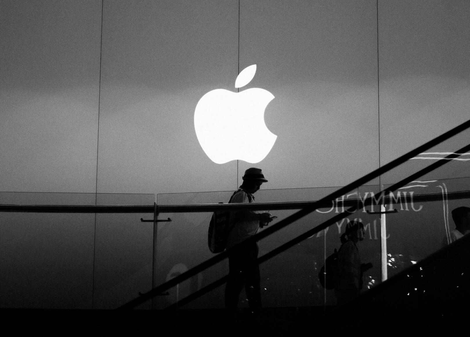 Formazione Persona che sale la scalinata dell'Apple Store